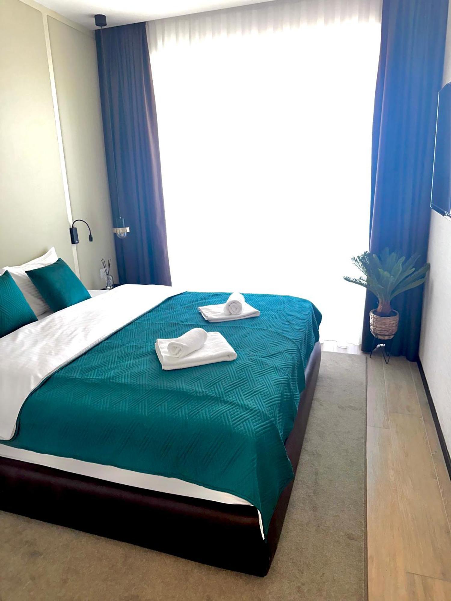 Green Stone Apartments Hotel Rafailovici Bagian luar foto