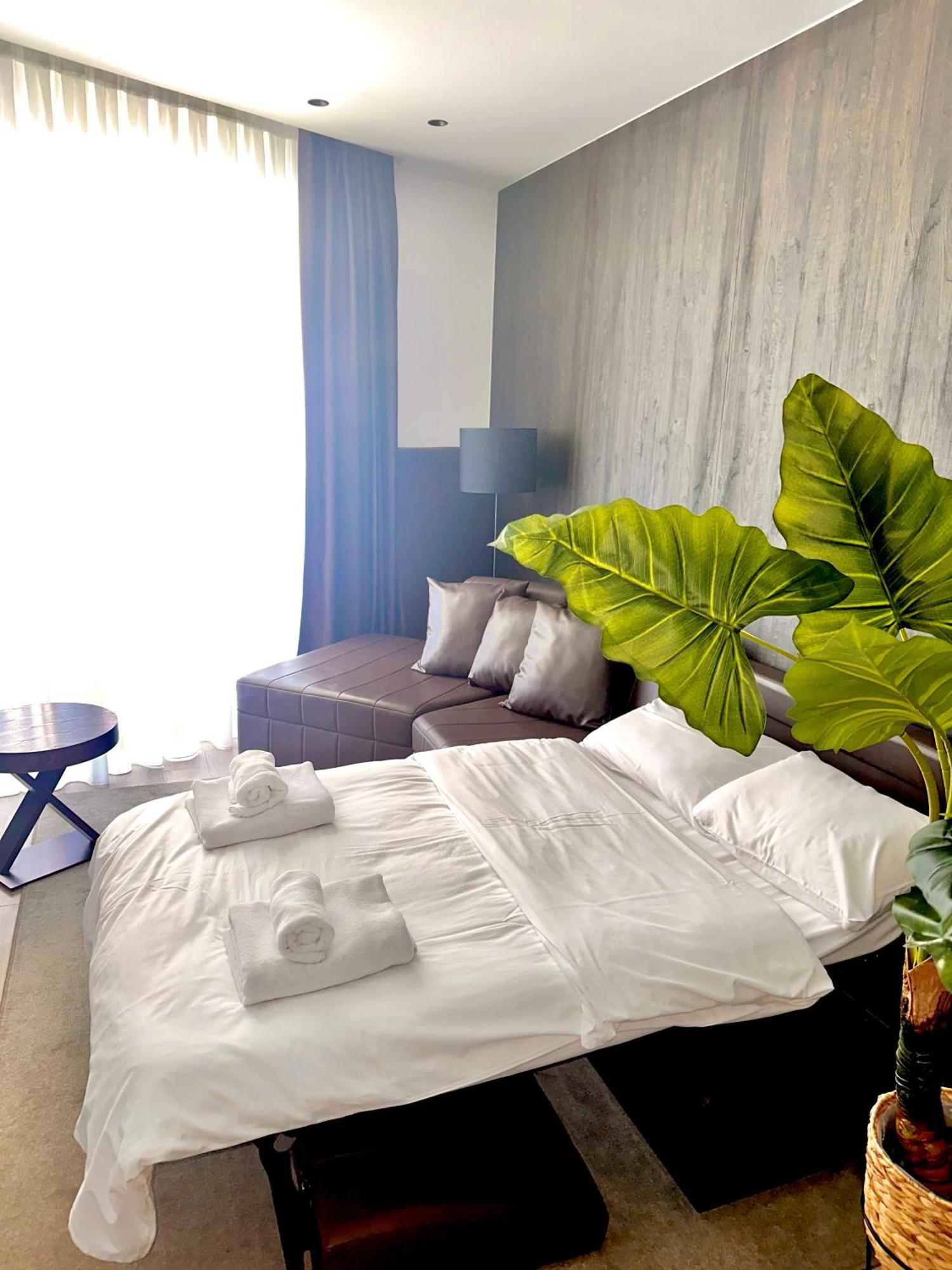 Green Stone Apartments Hotel Rafailovici Bagian luar foto